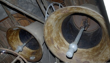 Kirchenglocken läuten für die Opfer des Hochwassers