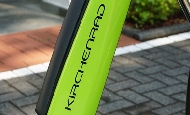 Mit einem apfelgrünen E-Bike unterwegs im Kirchenkreis