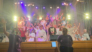 Echte Premiere: Musicalprojekt begeistert Kinder, Jugendliche und Gemeinde in Olpe