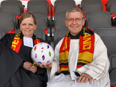 "Anpfiff f&uuml;r den Frieden" - Kirchenkreis und Dekanat w&uuml;nschen eine friedvolle Fu&szlig;ball-WM