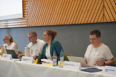 Deutlicher Fingerzeig: Synodale Versammlung bereitet Beschl&uuml;sse f&uuml;r Sommersynode vor