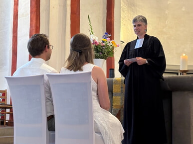Herzensangelegenheit unter dem Kr&ouml;nchen &ndash; so sch&ouml;n war &bdquo;einfach heiraten&ldquo; in Siegen