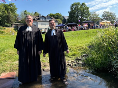 Zwei Kirchengemeinden feiern gemeinsam Tauffest im erfrischenden Bach