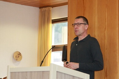 Genügsamkeit statt Konsumstress Ökonom Niko Paech in der Pfarrkonferenz