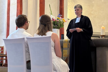 Herzensangelegenheit unter dem Kr&ouml;nchen &ndash; so sch&ouml;n war &bdquo;einfach heiraten&ldquo; in Siegen