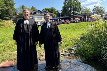 Tauffest im erfrischenden Bach