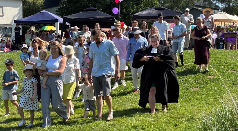 200 Menschen feiern 