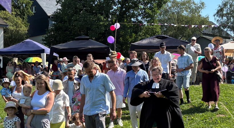 200 Menschen feiern 