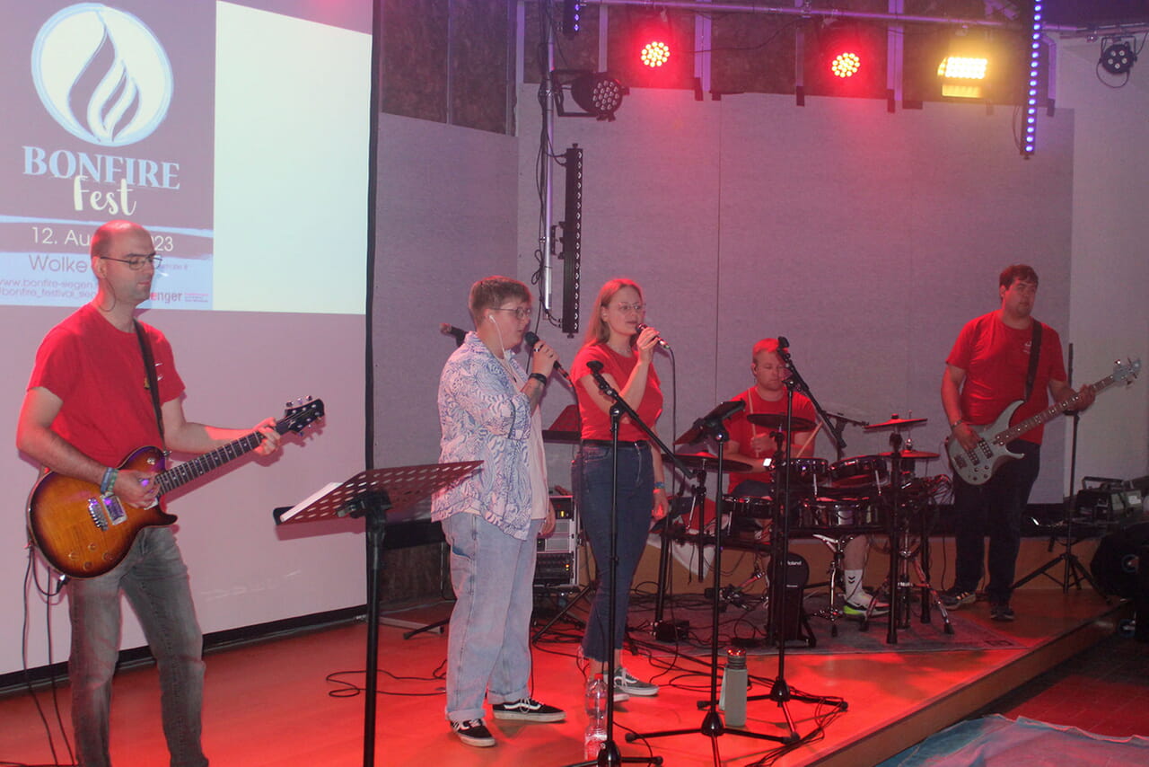 Für die Musik beim Eröffnungs-Gottesdienst der Wolke 8 in der Siegener Lukas-Kirchengemeinde sorgten Jens Winter, Annika Herling, Anita Bonstein, Leon Imhof und Jan-Niklas Rücker (von links).