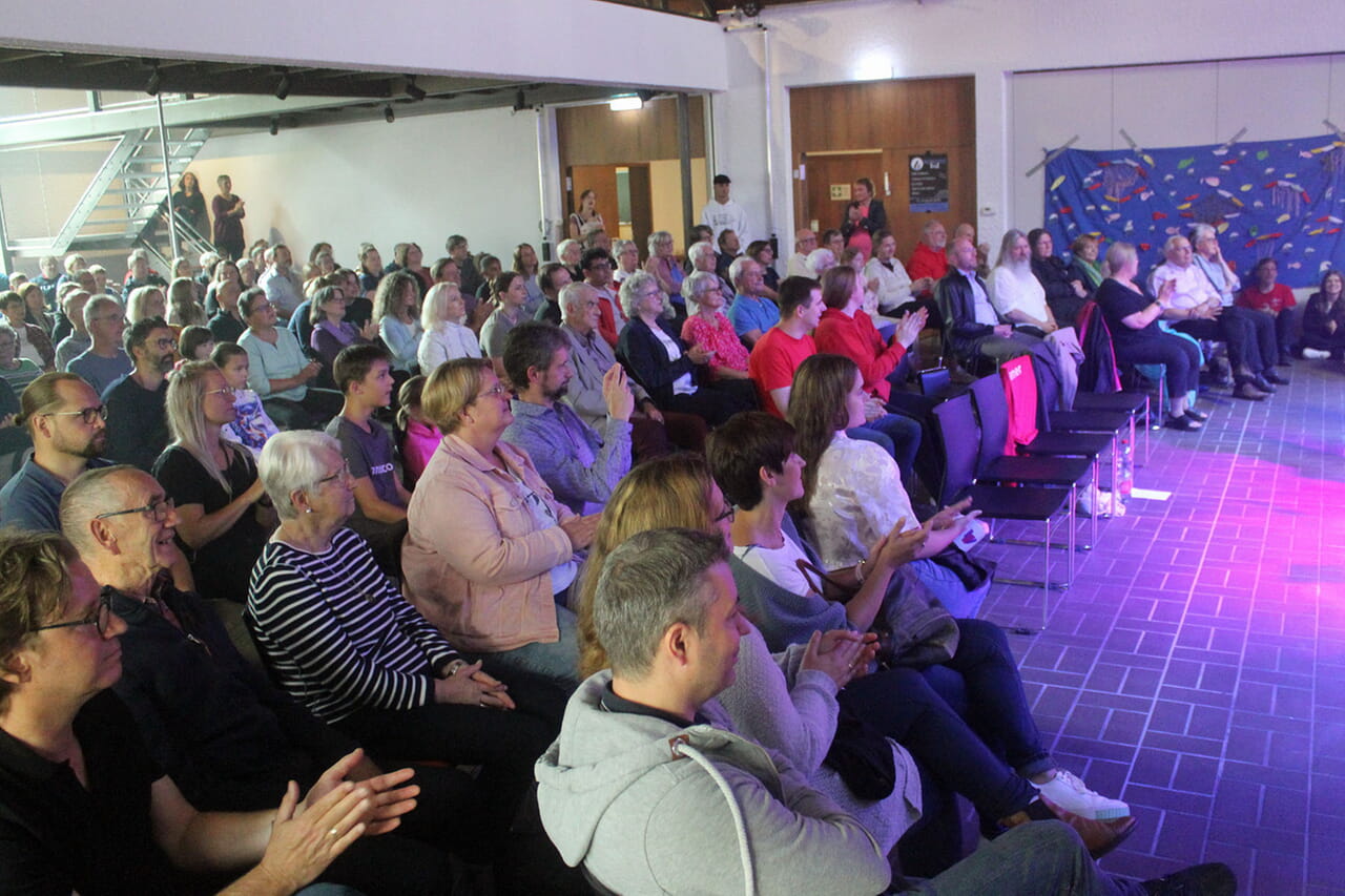 Nur wenn Leute auf der Bühne standen, waren mal ein paar Stühle frei beim Eröffnungs-Gottesdienst der gepackt vollen Wolke 8 der Siegener Lukas-Kirchengemeinde.