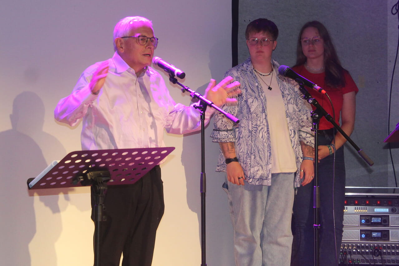 Auch Superintendent Peter-Thomas Stuberg gratulierte der Siegener Lukas-Kirchengemeinde zu ihrem neuen Jugendhaus „Wolke 8“.