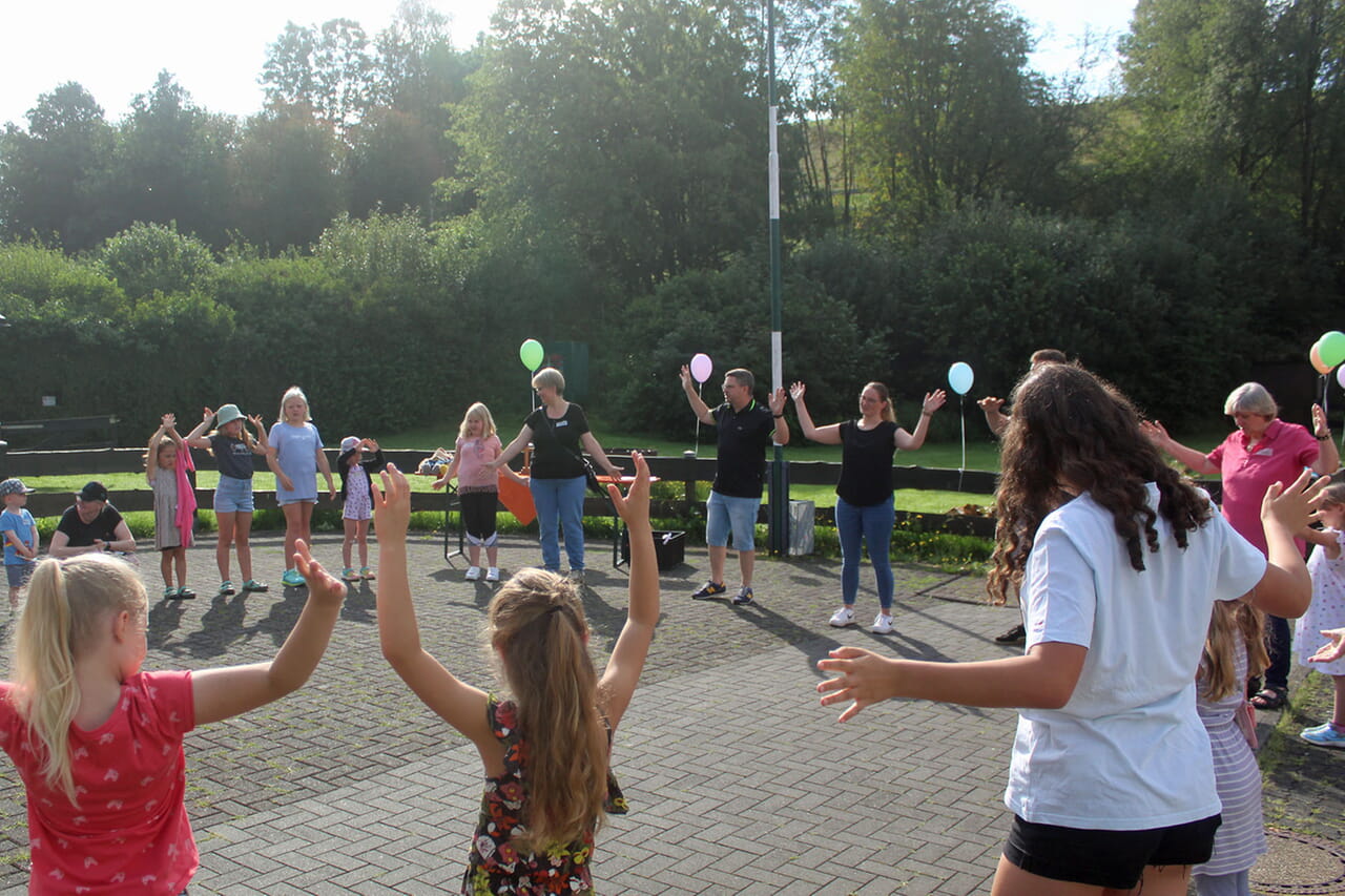 Zum Auftakt spielten alle Gäste beim Sommerfest der Kindergottesdienste aus den Kirchengemeinden Birkelbach und Erndtebrück ein Spiel, bei dem alle Kleinen und Großen ihre Vornamen sagten.