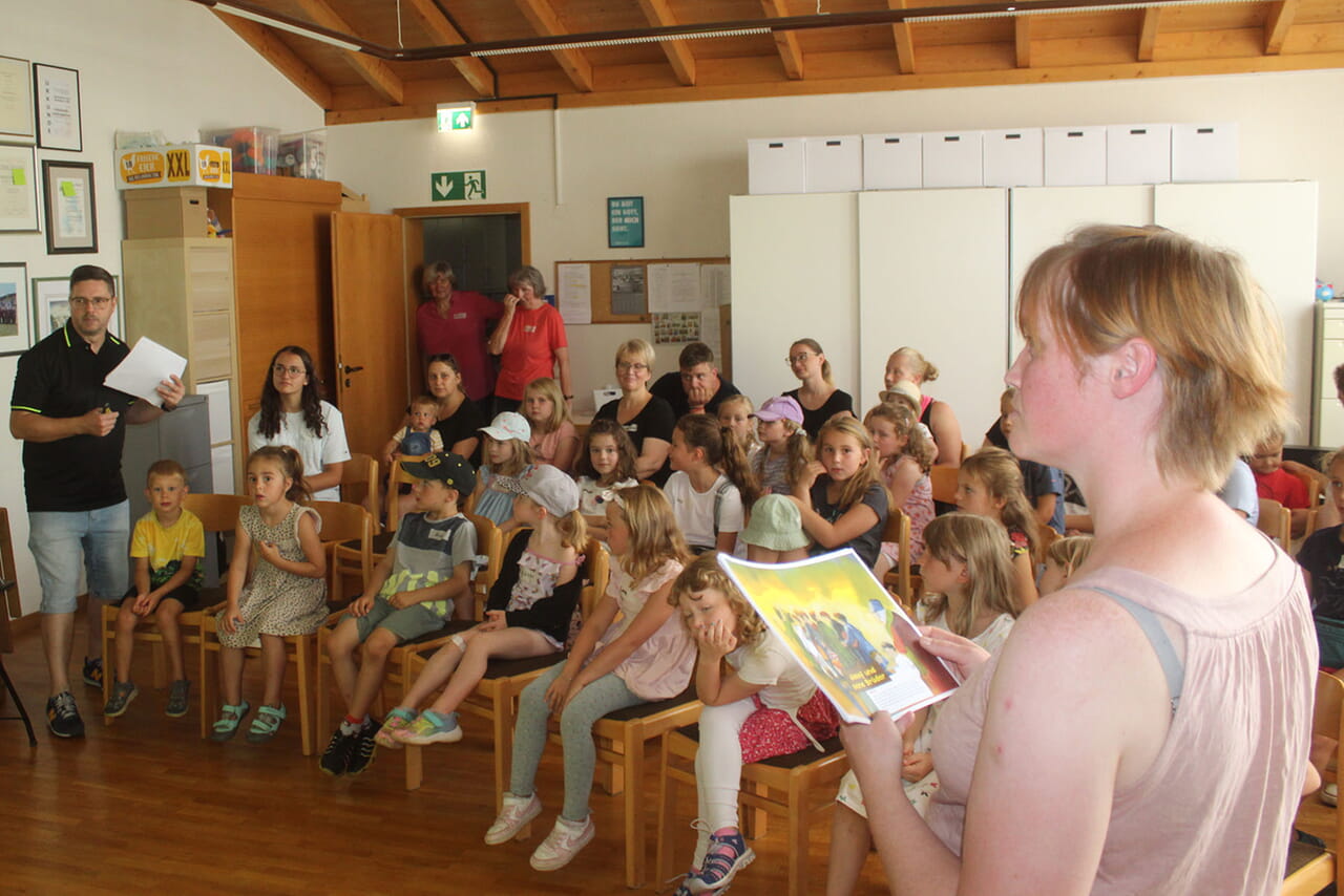 Jaime Jung (links) und Rebekka Klammt (rechts) erzählten den Mädchen und Jungen beim Sommerfest der Kindergottesdienste aus den Kirchengemeinden Birkelbach und Erndtebrück die biblische Geschichte von Josef und seinen Brüdern.