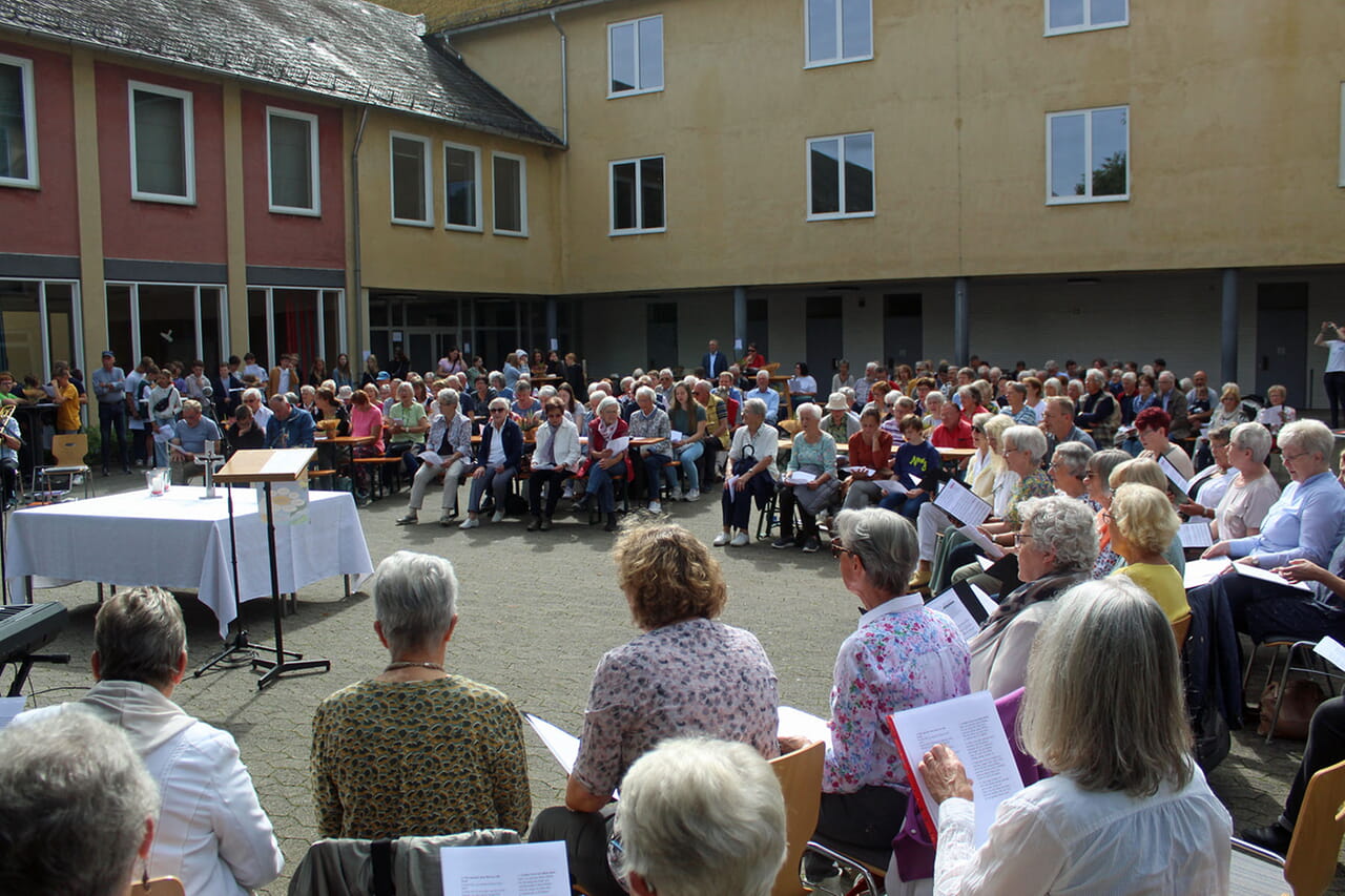 Rund 200 Menschen besuchten den Gottesdienst auf dem Schulhof von Stift Keppel, der den Ökumenischen Kirchentag im Oberen Ferndorftal eröffnete.