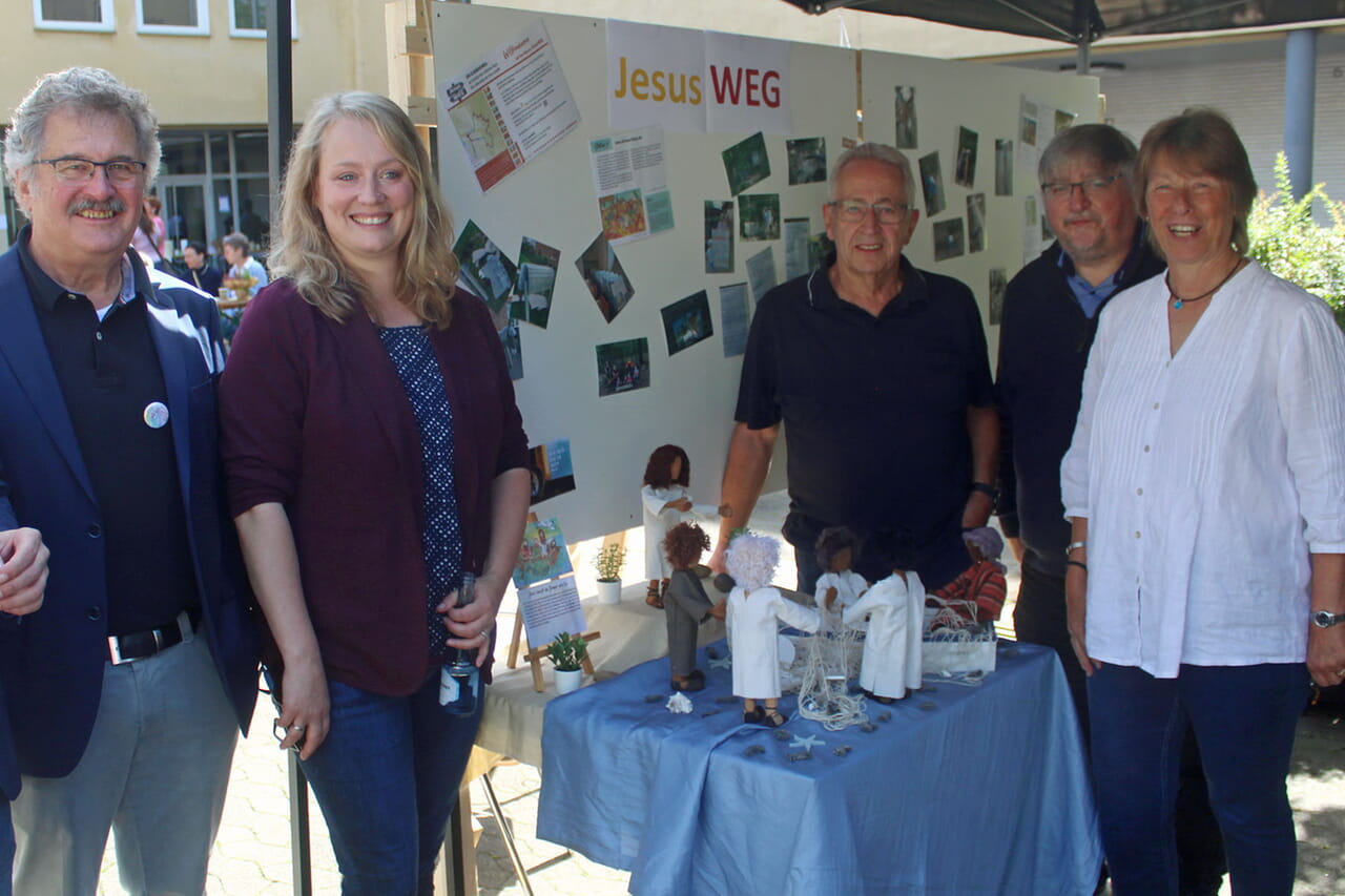 Für Oktober ist die Eröffnung des Müsener JesusWEGs geplant, Ulrich Bensberg, Christina Schreiber, Dieter Wissenbach, Andreas Weiß und Christine Weber (von links) stellten ihn als Ökumenisches Team hinter dem Projekt jetzt schon mal beim Kirchentag vor.