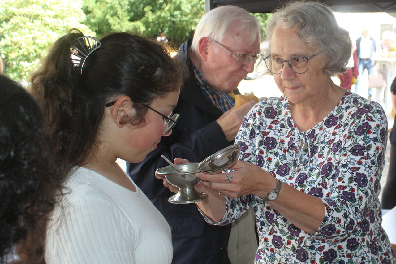 Beim Ökumenischen Kirchentag erklärte Annelie Wirke evangelischen Besucherinnen und Besuchern die Handhabung einer Monstranz und ließ sie auch mal am Weihrauch riechen.