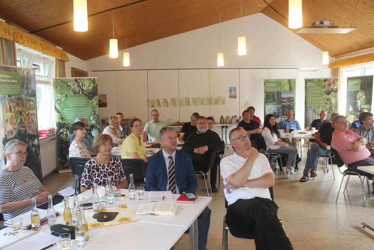 Rund 40 Pfarrerinnen und Pfarrer aus Siegerland, Wittgenstein, dem Olper und dem Hochsauerland waren jetzt zur Pfarrkonferenz ins Raumländer Gemeindehaus gekommen.