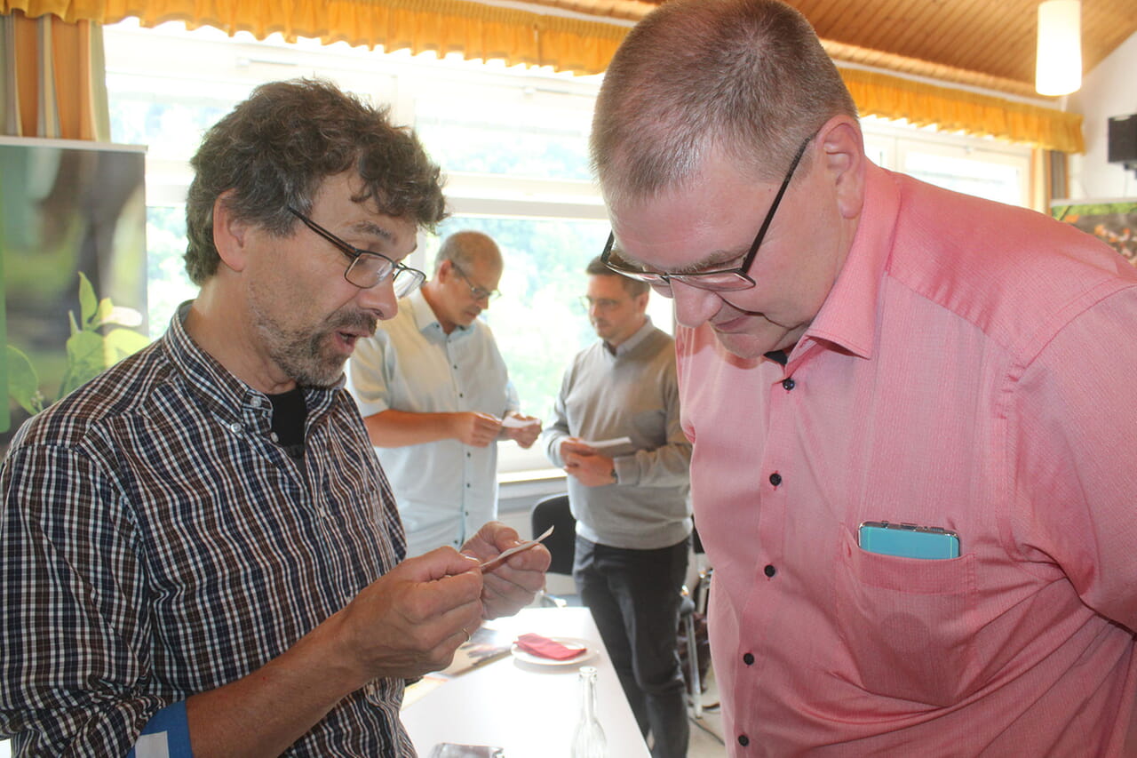 Auch die abschließenden Segensworte, die das oikos-Team mit nach Raumland gebracht hatte und die die Pfarrerinnen und Pfarrer aus Siegerland, Wittgenstein, dem Olper und dem Hochsauerland einander zusprachen, drehten sich um Bäume.