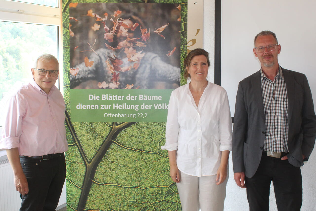 Superintendent Peter-Thomas Stuberg freute sich bei der Pfarrkonferenz des Kirchenkreises Siegen-Wittgenstein in Raumland über den Besuch von Claudia Latzel-Binder und Stephan Zeipelt (von links), die das Projekt „Blätter-Bäume-Bibel“ vorstellten.