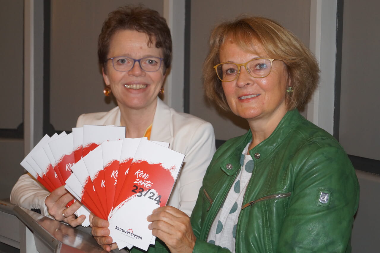 Ute Debus (r.) und Andrea Müller stellen das Jahresprogramm der Kantorei Siegen vor.