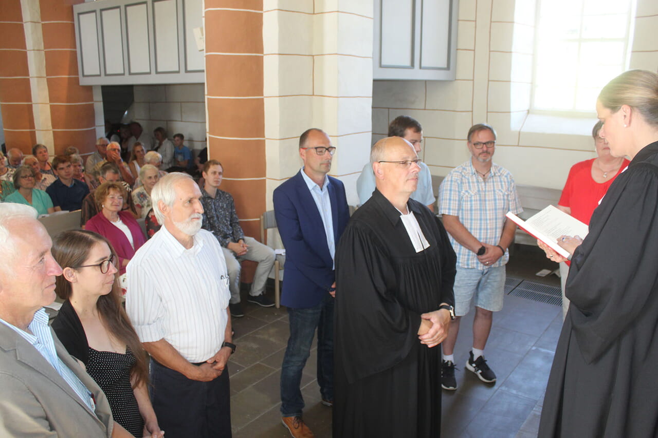 Synodalassessorin Kerstin Grünert verabschiedete am Sonntagnachmittag in der Wingeshäuser Kirche mit dem örtlichen Presbyterium Gemeindepfarrer Thomas Janetzki.