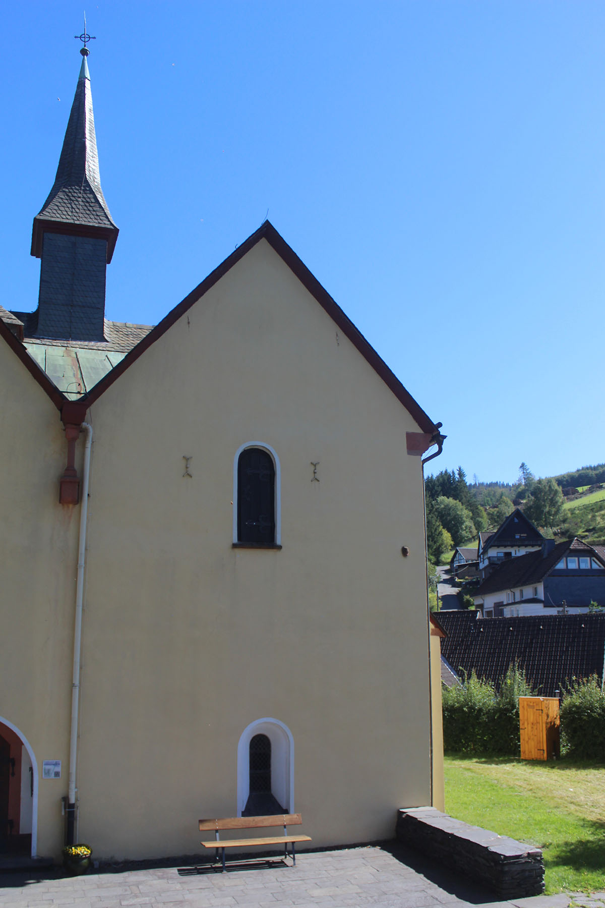 Hinter der Girkhäuser Kirche findet sich jetzt eine Kompost-Toilette, das Presbyterium hatte nach einer guten Lösung ohne Wasser- und Kanal-Anschluss gesucht.