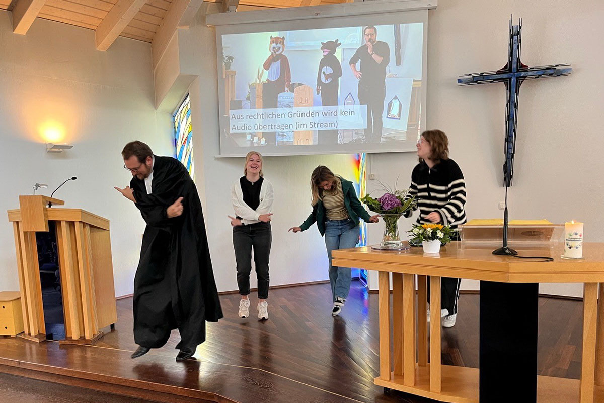 Zu Kids-Aktiv-Gottesdiensten gehören immer Lebendigkeit und Spaß. Das machte Christian Jünner auch bei seinem Verabschiedungs-Gottesdienst in Alchen nochmal klar. Neben ihm: Jana Bald, Vivien Samiev und Charlotte Günther aus den Kids-Aktiv-Gottesdienst-Team.