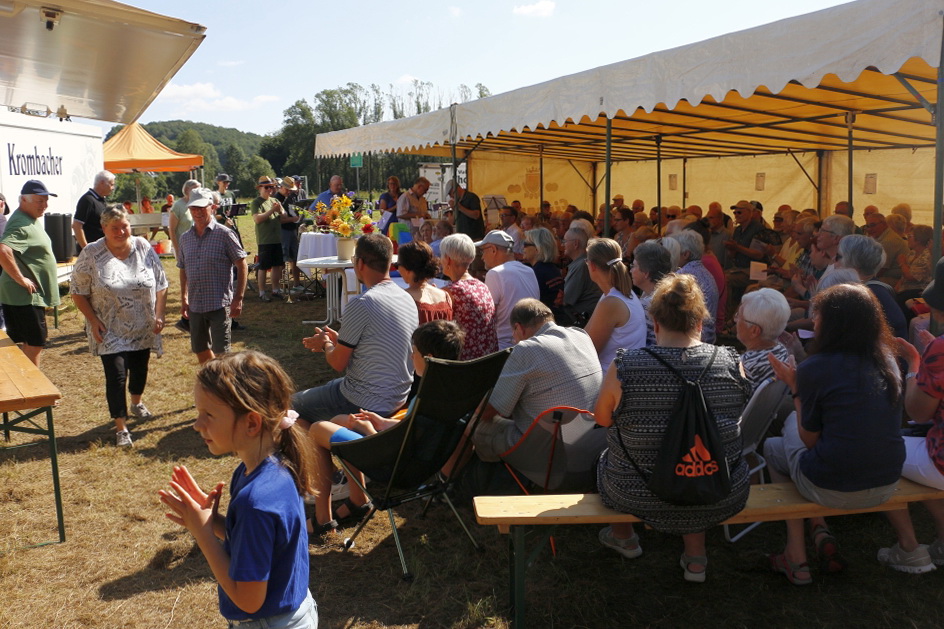 Beim Ökumenischen Gottesdienst im Rahmen des Dreisber Brückenfests herrschte reichlich Betrieb: Schätzungsweise 250 Menschen fanden Platz auf Bänken oder mitgebrachten Stühlen.