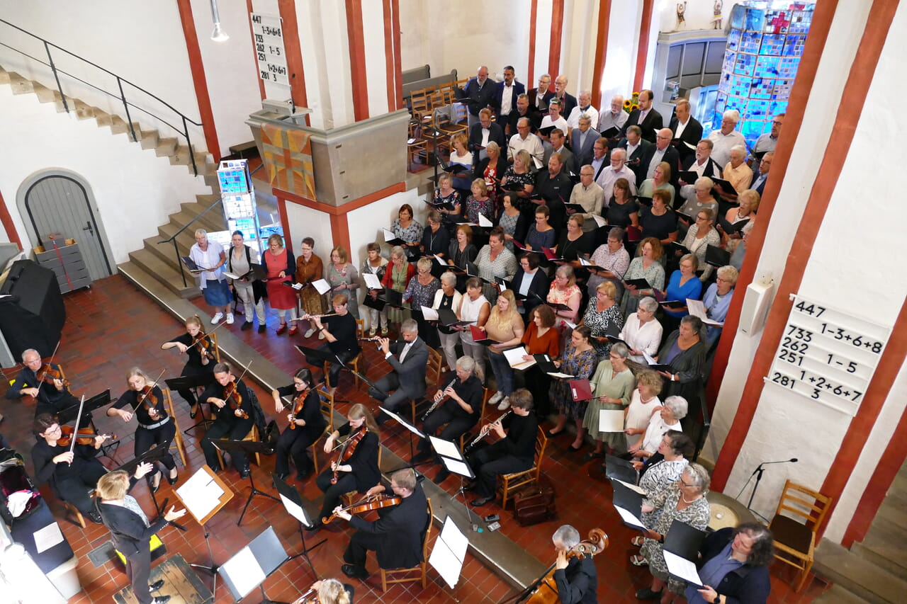 Die Kantorei Siegen und der Evangelische Kirchenchor Siegen sangen gemeinsam mit Projektsängerinnen und Projektsängern.