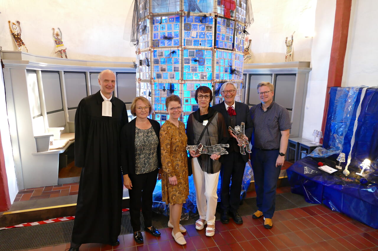 Sie leiteten und gestalteten den besonderen Gottesdienst in der Nikolaikirche: Pfarrer Stefan König, KDM Ute Debus, Andrea Müller (Kantorei Siegen), die Künstlerin Petra Georg-Achenbach und ihr Mitstreiter Ralf Maria Schröder sowie Martin Heilmann (Presbyter). (v.l.)