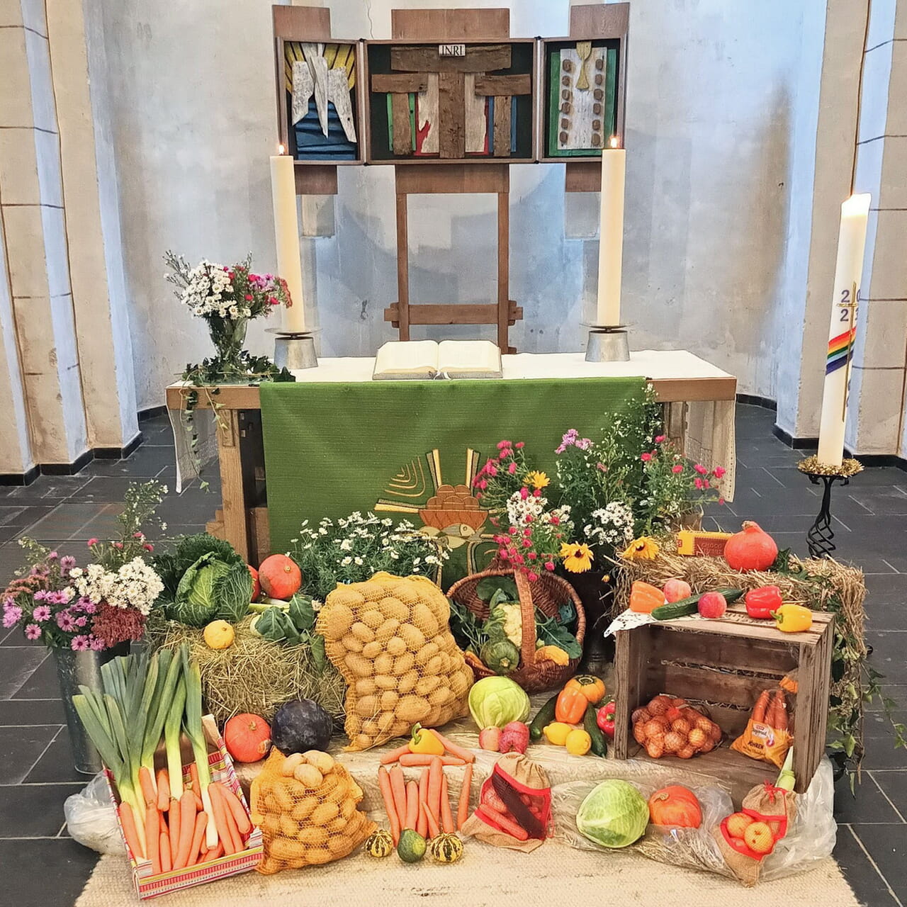 Ein eindrucksvoller Erntedank-Altar zeigte sich den zahlreichen Gottesdienstbesuchern in der Evangelischen Martinikirche in Netphen.