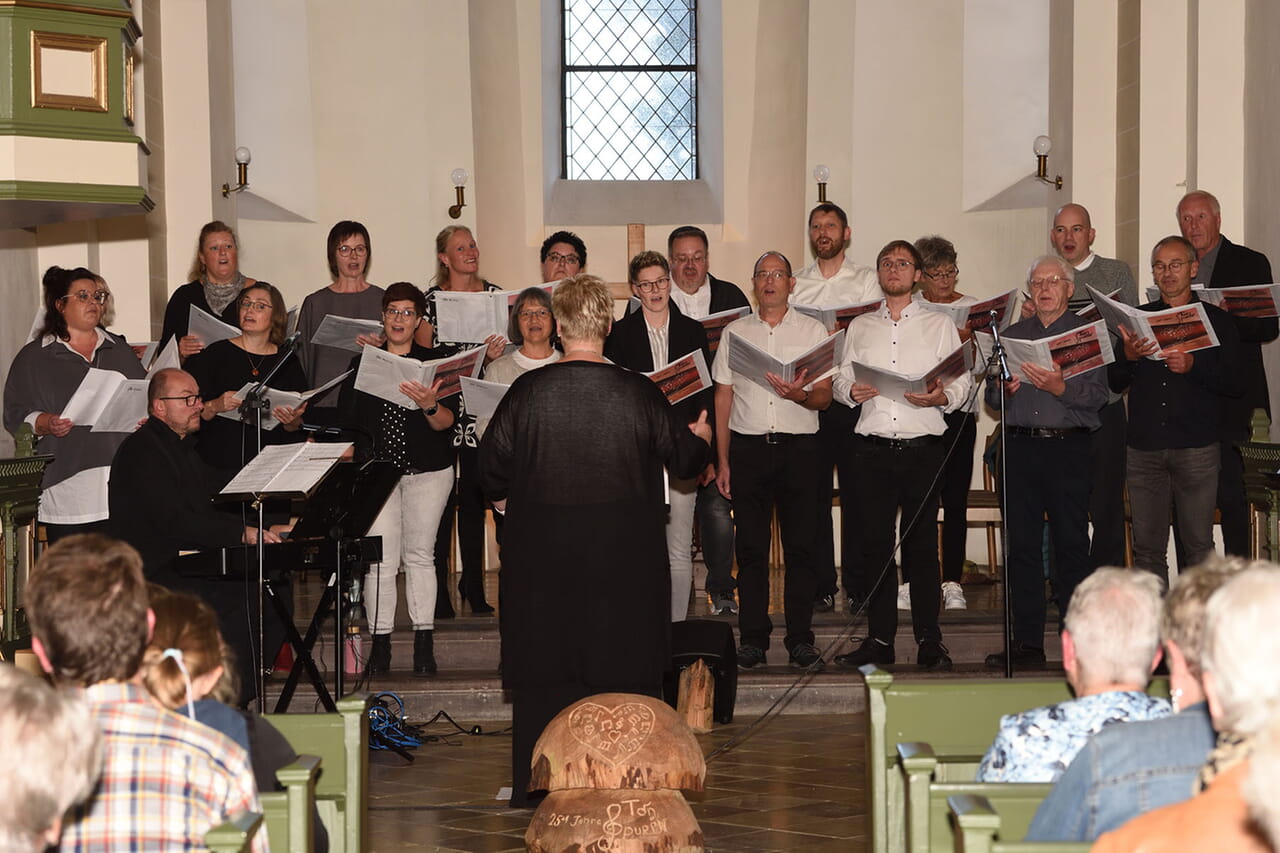 Unter der Leitung von Ilka Packmohr und mit Michael Bertelmann am E-Piano begeisterten die CVJM-TonSpuren mit ihren Lieblingsliedern beim Jubiläums-Konzert über 200 Zuhörende in der Feudinger Kirche.