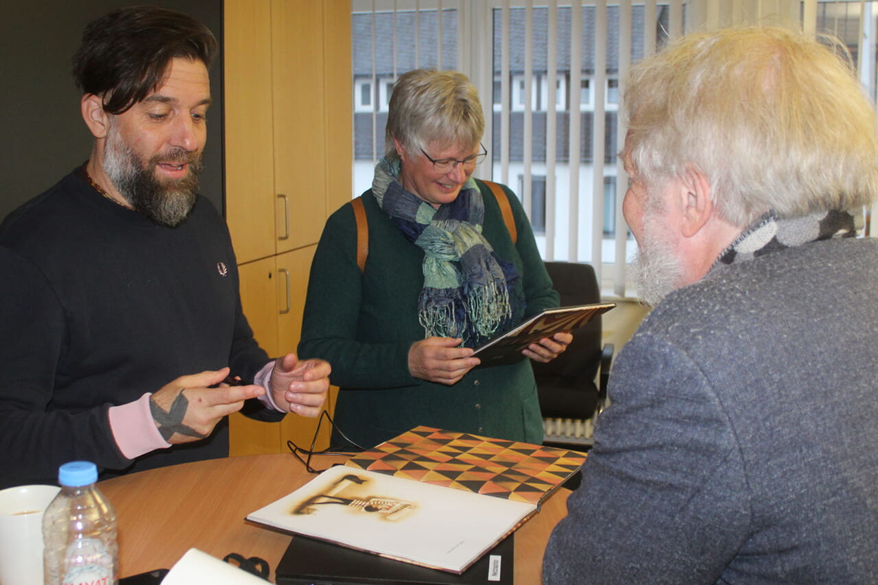 Bei der Ausstellungs-Eröffnung mit Zeichnungen von Maja Kastelic in der Berleburger Volksbank war Žiga Gombač ebenfalls zu Gast - und kam auch mal mit Großen ins Gespräch über das gemeinsame Bilderbuch „Adam und seine Tuba“.