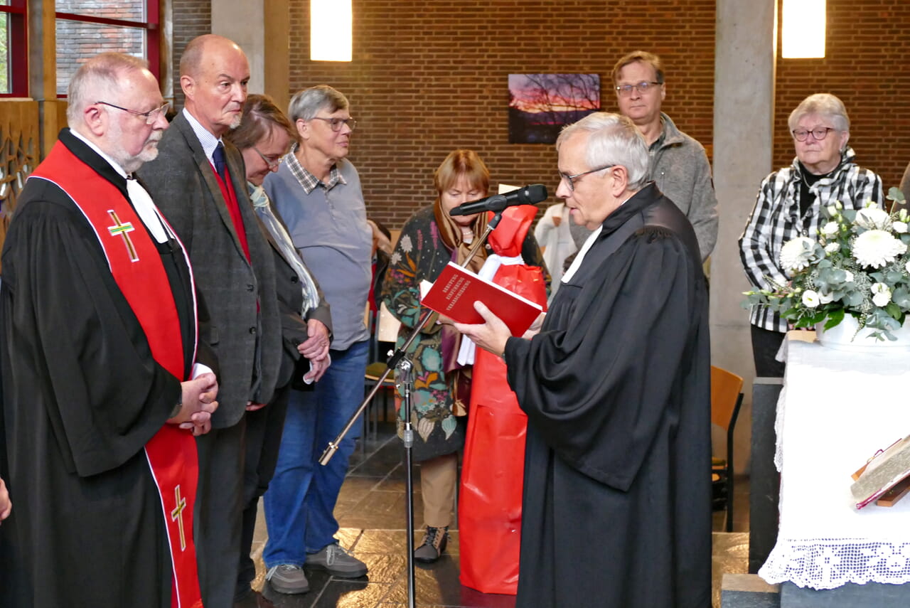 Superintendent Peter-Thomas Stuberg entpflichtet Pfarrer Armin Pulfrich von seinem Dienst