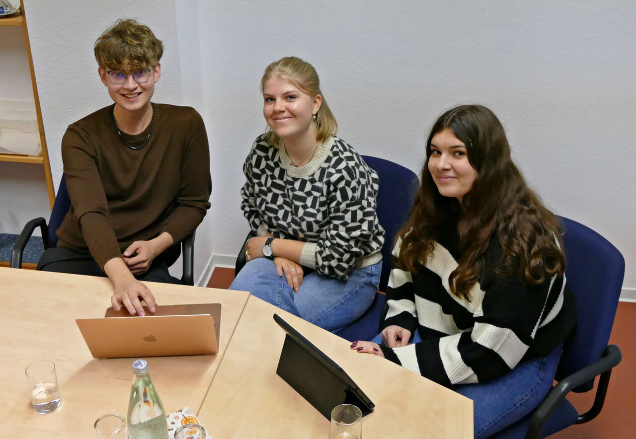 Finn Koblenzer, Jana Bald und Justine Behrendt (v.l.) absolvieren ihr FSJ im Evangelischen Kirchenkreis Siegen-Wittgenstein.