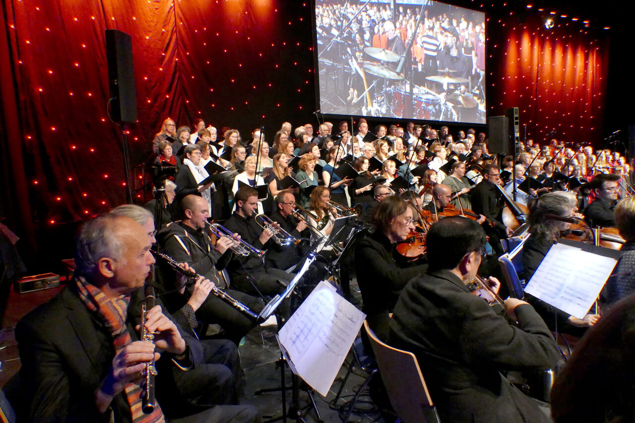 "Christmas with Friends" stimmte die rund 2000 Zuhörerinnen und Zuhörer auf Weihnachten ein.