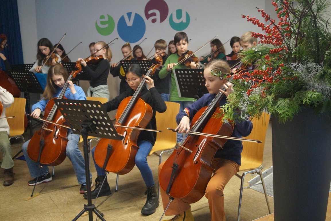 Der Entdeckertag am Evau war ein voller Erfolg. Schülerinnen und Schüler gestalteten die Veranstaltung aktiv mit.