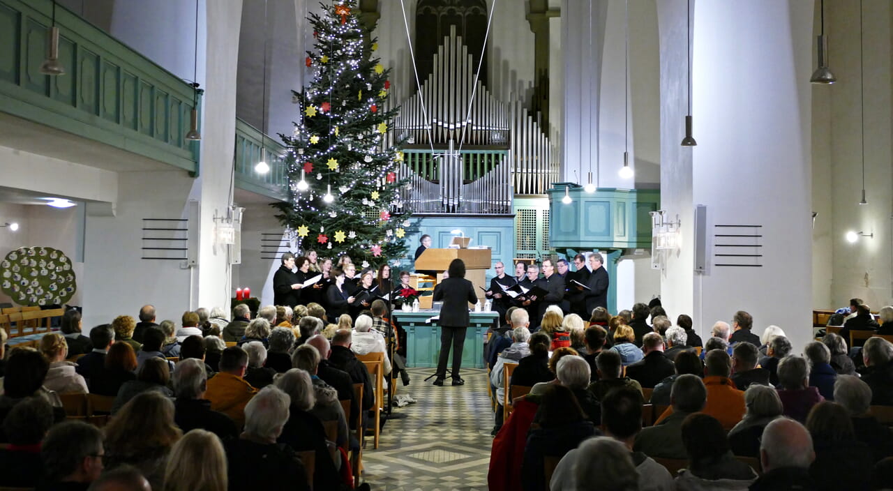 Das Collegium vocale Siegen holte die Besucherinnen und Besucher der Martinikirche mit ihrem Gesang aus dem Alltag ab und brachte sie ins Hier und Jetzt.