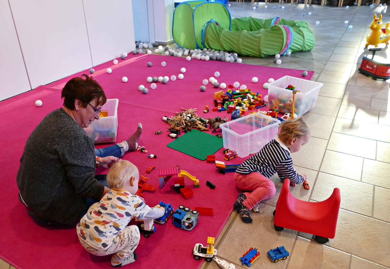 Die Kirche in Alchen wird einmal in der Woche im Winterhalbjahr zum Indoor-Spielplatz.