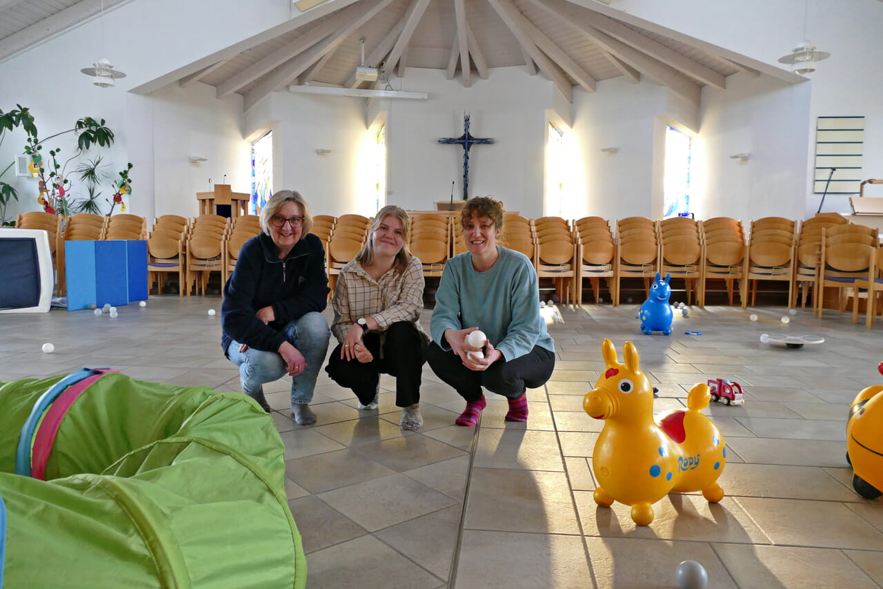 Küsterin Karina Schmidt, FSJlerin Jana Bald und Minijobberin Mirja Müller (v. l.) bilden das Team, das den Indoor-Spielplatz vorbereitet.