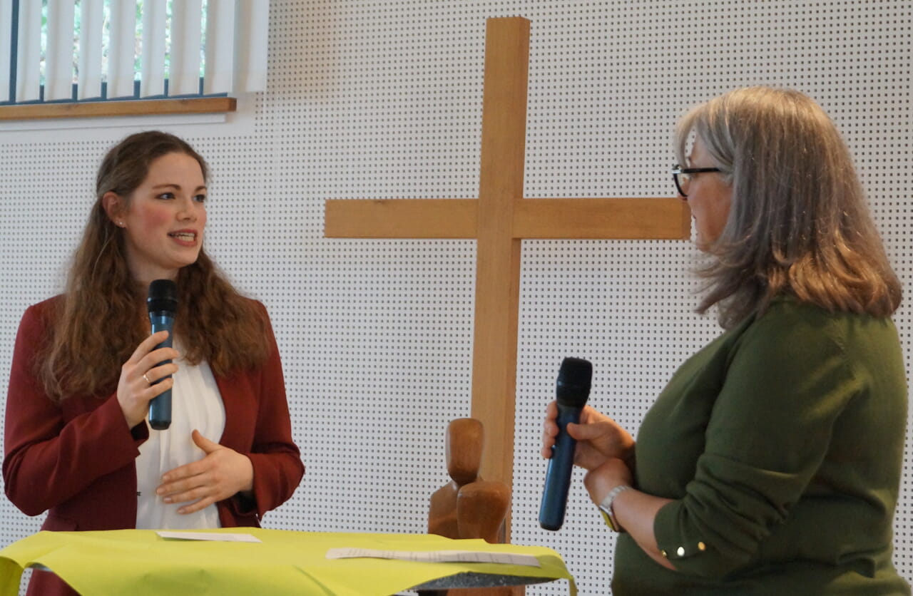 Die kreiskirchliche Öffentlichkeitsrefertin Sarah Panthel (l.) und Heike Lobpreis vom Vorbereitungsteam des Gottesdienstes im Interview.