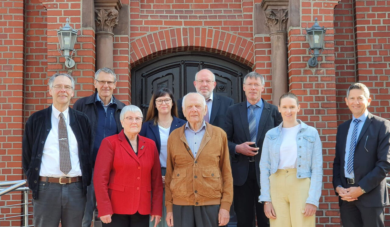 v. l. n. r. Pfarrer Wolfgang Weiß, Pfarrer Wolfgang Schaefer, Kirchmeisterin Doris Thieme, Presbyterin Martina Walter, Jürgen Bublitz, stellvertr. Verwaltungsleiter Michael Schwarz, Pfarrer Martin Eckey, Jugendreferentin und Gemeindepädagogin Lisa Lendzian, Verwaltungsleiter Oliver Berg