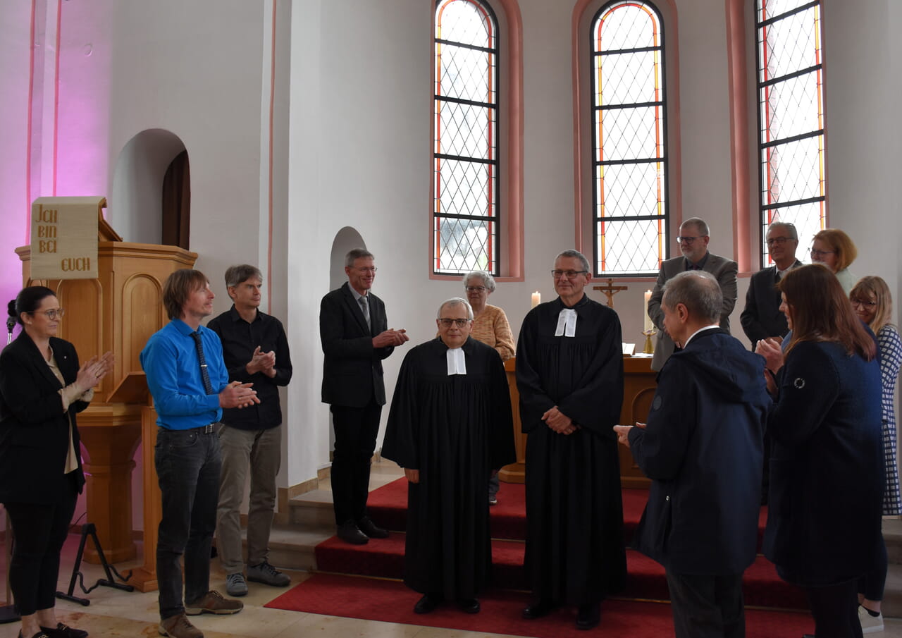 Superintendent Peter-Thomas Stuberg entließ den Olper Pfarrer Wolfgang Schaefer aus dem Pfardienst. Zur Seite standen den beiden das Presbyterium der Ev. Kirchengemeinde Olpe gemeinsam mit Vertretern und Vertreterinnen aus dem Pastoralen Raum Olpe-Drolshagen - ein Zeichen für das gute ökumenische Miteinander.