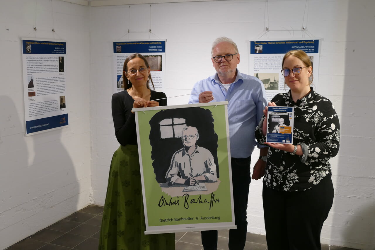 Heike Dreisbach (Erwachsenenbildung im Kirchenkreis Siegen-Wittgenstein), Raimer Leng (Gesellschaft für Christlich-Jüdische Zusammenarbeit Siegerland) und Christina Panzer (Aktives Museum Südwestfalen, v.l.) in der Ausstellung „Dietrich Bonhoeffer – Leben und Werk“ im Aktiven Museum Südwestfalen.