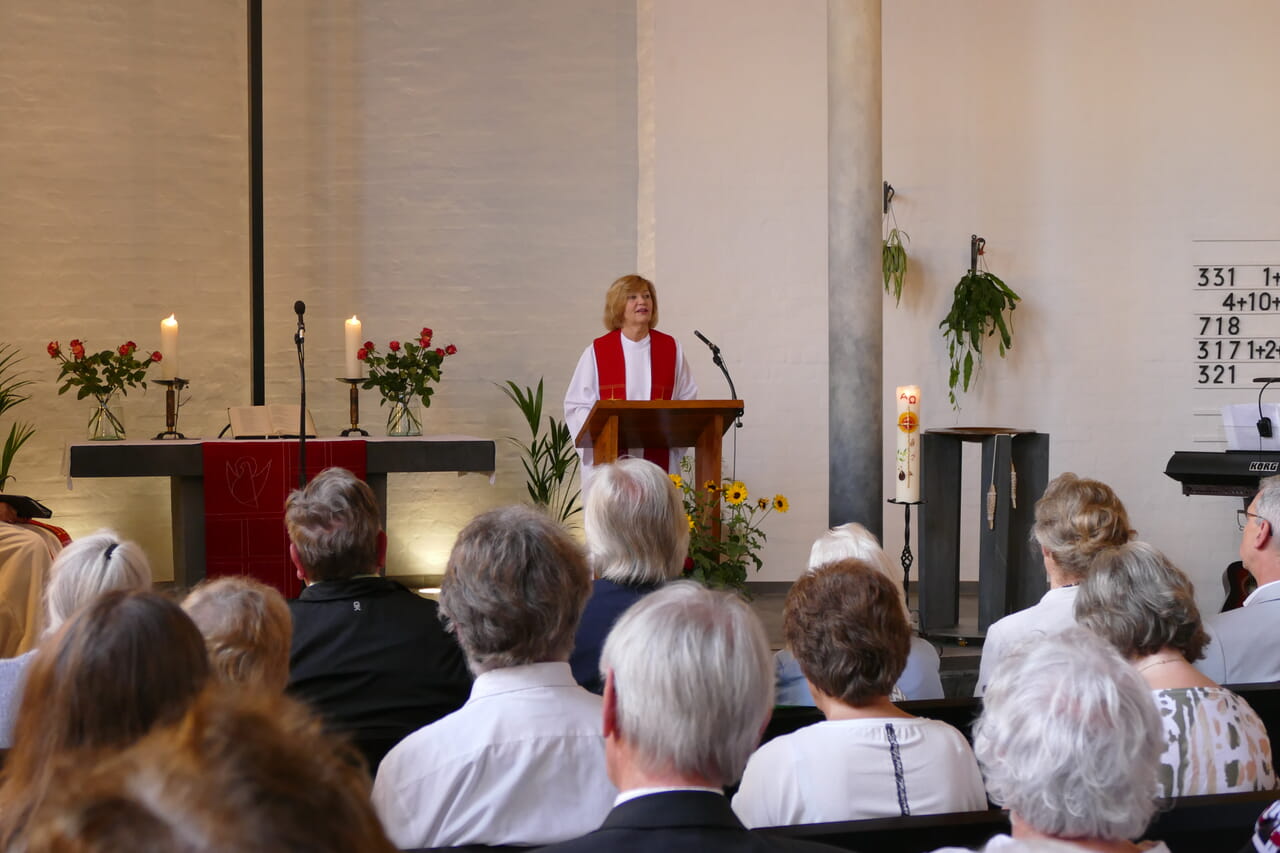 Pfarrerin Dr. Sandra Gintere blickte nicht nur zurück auf 100 Jahre, sondern auch nach vorne: „Kirche hat Zukunft, so lange wir Christen bereit sind, uns einzusetzen, so lange der Geist Gottes wirkt.“