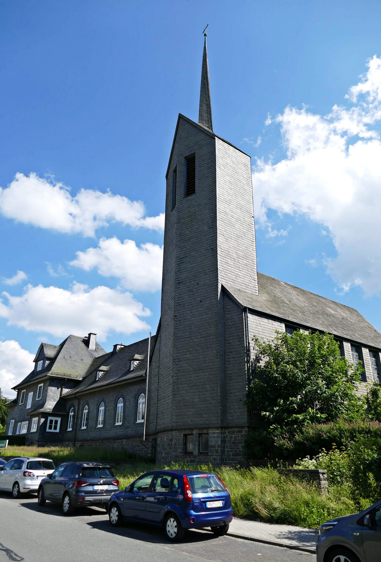 1925 wurde der Grundstein für das Evangelische Gemeindehaus und das Pfarrhaus in Winterberg gelegt – 1964 folgte ein Anbau und die Errichtung des Kirchturmes.