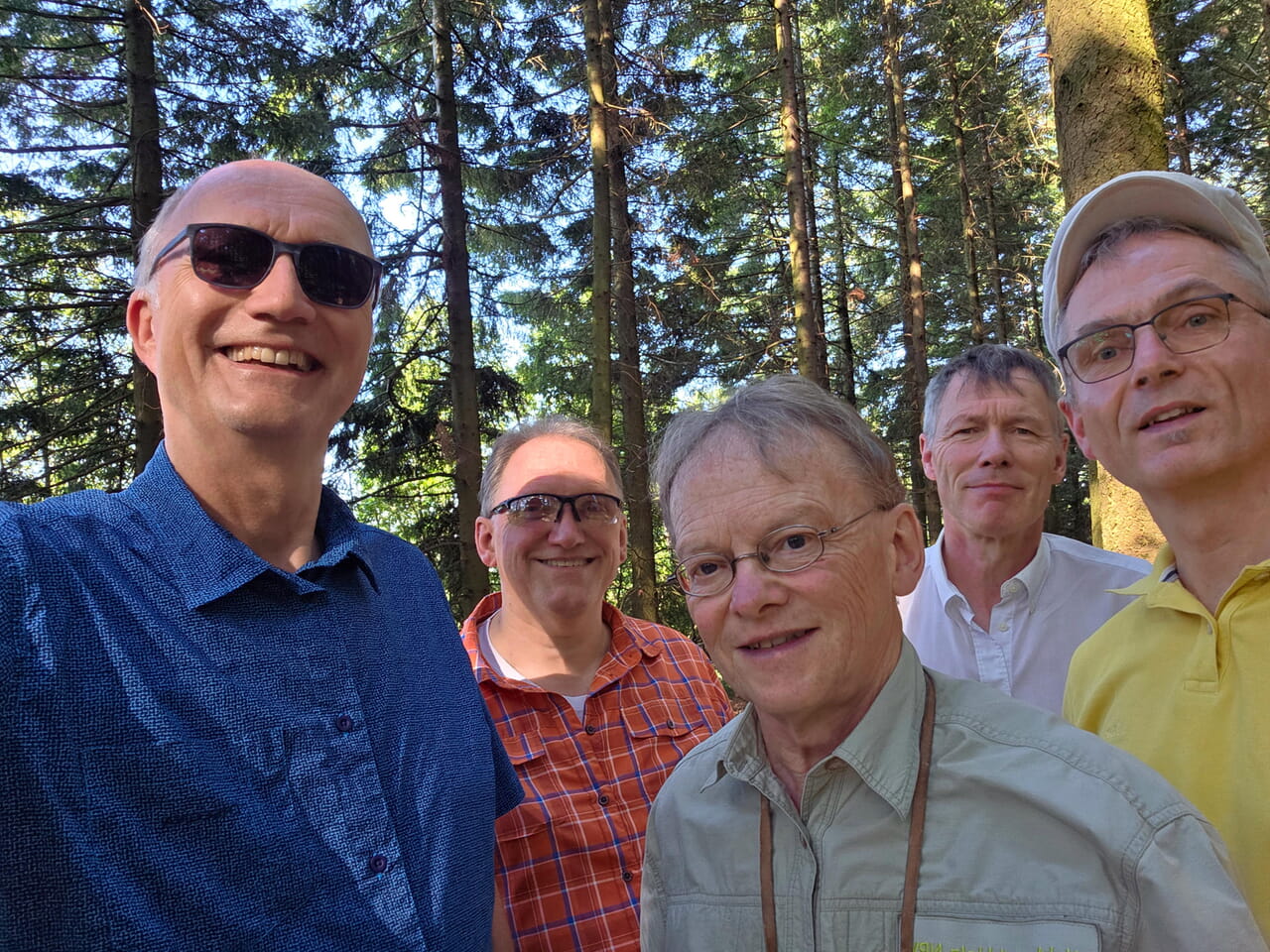 Der Umweltausschuss des Evangelischen Kirchenkreises Siegen-Wittgenstein war im Wald unterwegs und hatte dabei den Fokus auf den Klimaschutz gelegt.