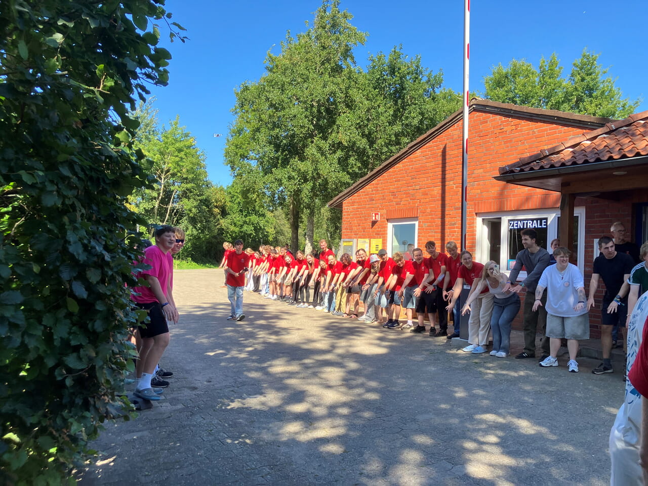Die "Vorcamper" begrüßen die ankommenden Konfis mit einer freudigen "La Ola".