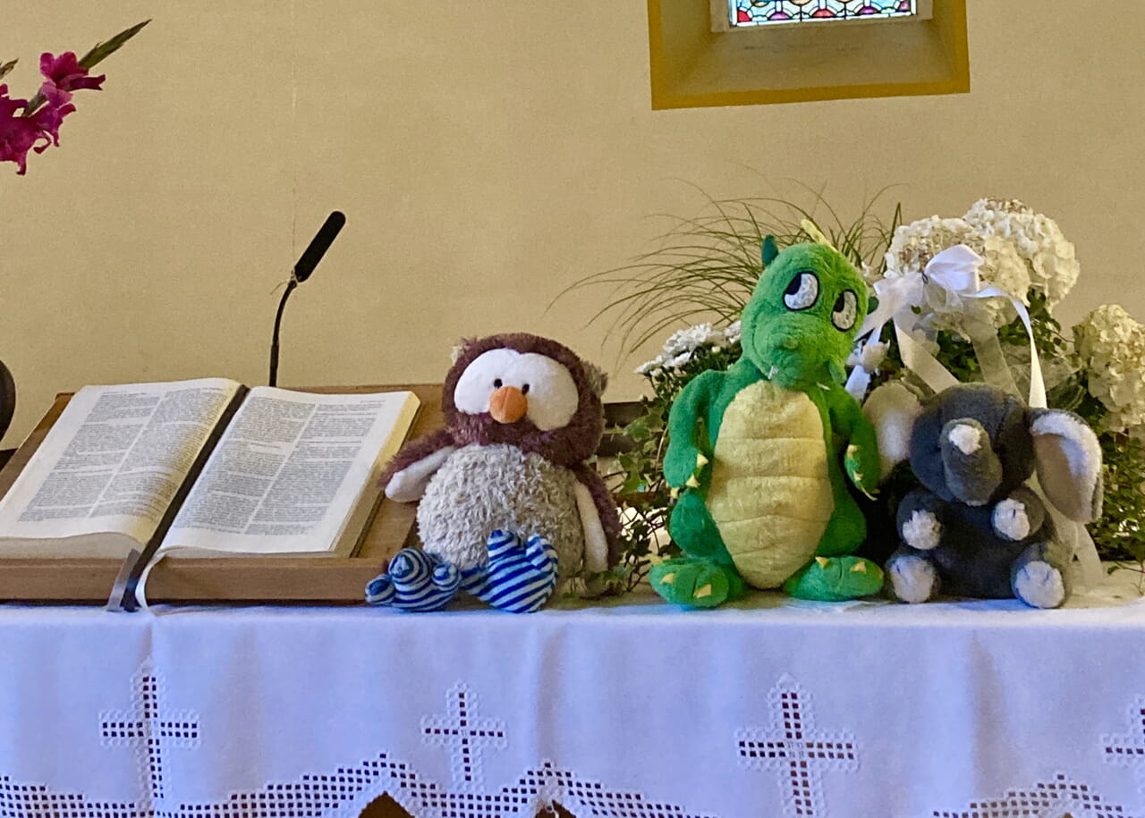 Aufmerksam verfolgen die Klassentiere den Gottesdienst.