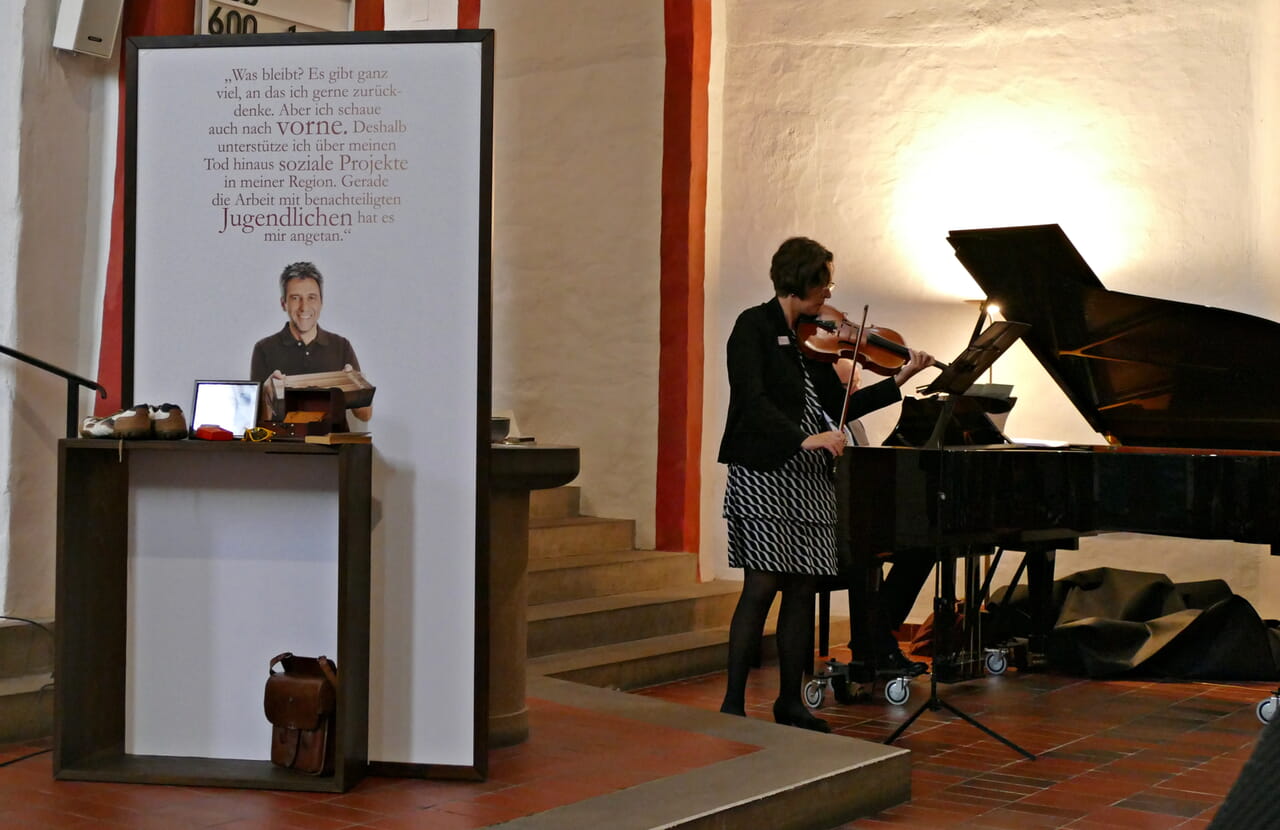 Mit musikalischer Begleitung von Adele von Bünau (Bratsche) und Hans-Joachim Marks (Flügel) wurde die Ausstellung eröffnet.